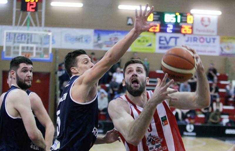 Basketbalové utkání Pardubice – Děčín 79:63.