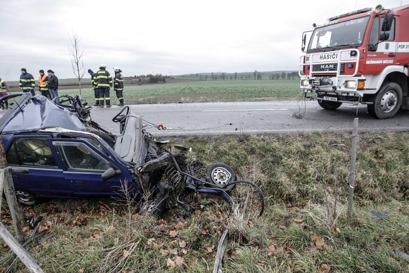 Tragická dopravní nehoda u Rozhovic. Čelní střet s nákladním autem řidič felicie nepřežil.