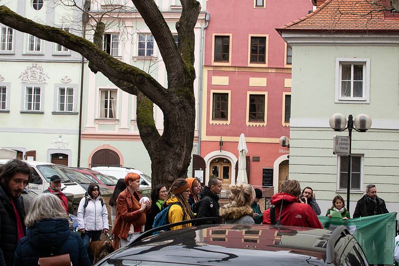 Dne 21. 2. 2019 se na Wernerově nábřeží v Pardubicích uskutečnil happening proti výjimkám pro elektrárnu Chvaletice.