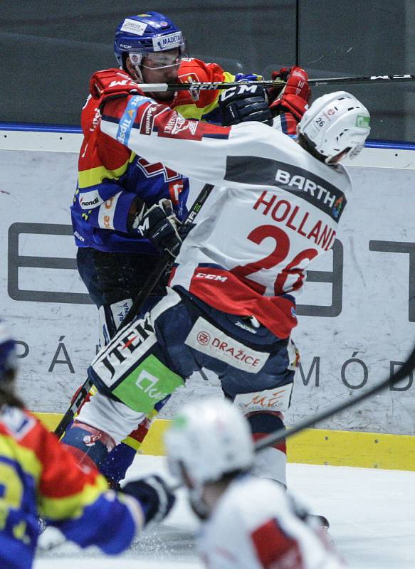 Hokejové utkání 7. kola Baráže o udržení Tipsport extraligy v ledním hokeji mezi HC Dynamo Pardubice (bílém) a ČEZ Motor České Budějovice (v modročerveném) v pardudubické ČSOB pojišťovna ARENA.