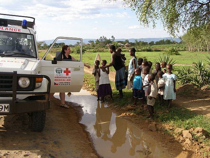 Humanitární organizace ADRA vozí do africké Keni pomoc v podobě léků a dalšího potřebného materiálu. Situace obyčejných lidí v této africké zemi se zhoršila po prosincových prezidentských volbách. ADRA provozuje v Itibu ambulanci s porodnicí