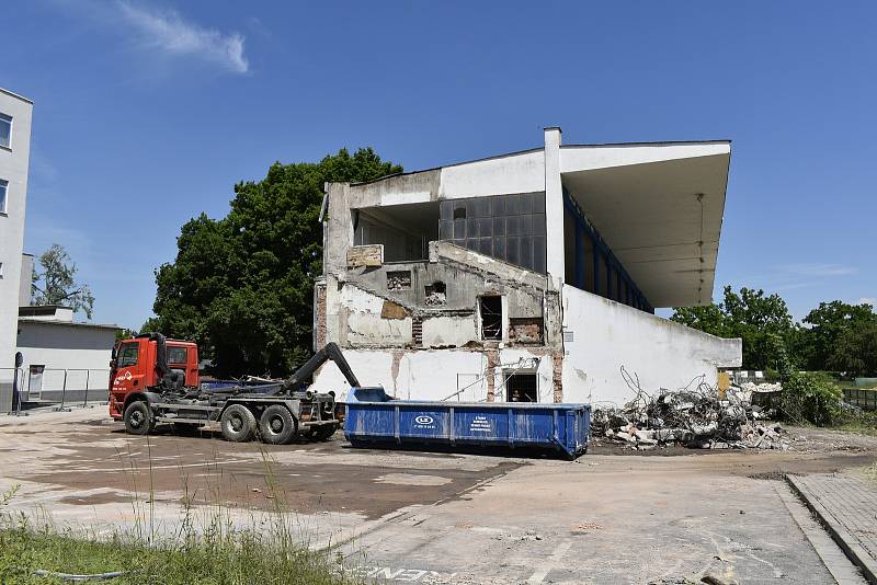 Dělníci zbourali boční části hlavní tribuny, kde se nacházelo schodiště, po kterém se diváci dostávali ke svým sedadlům.