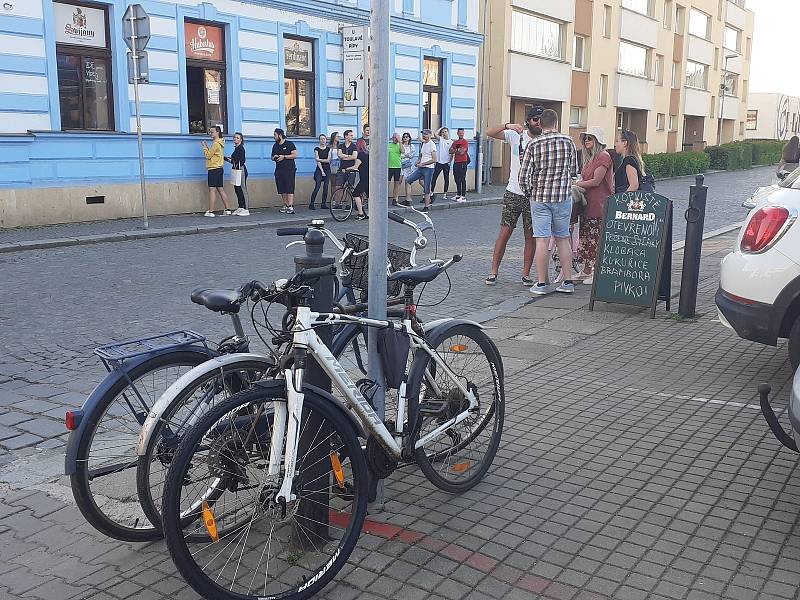 Stovky lidí vyrazili na procházku bez respirátoru, na výlet na kolech nebo jen tak posedět po nákupech do parku. Tyršovy sady i park Na Špici v Pardubicích byly doslova v obležení.