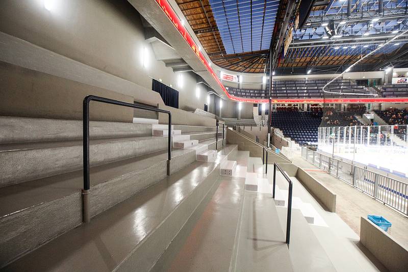 Kvůli vládním opatřením byly tribuny při hokejovém utkání mezi HC Dynamo Pardubice a HC Oceláři Třinec v pardubické aréně téměř prázdné...