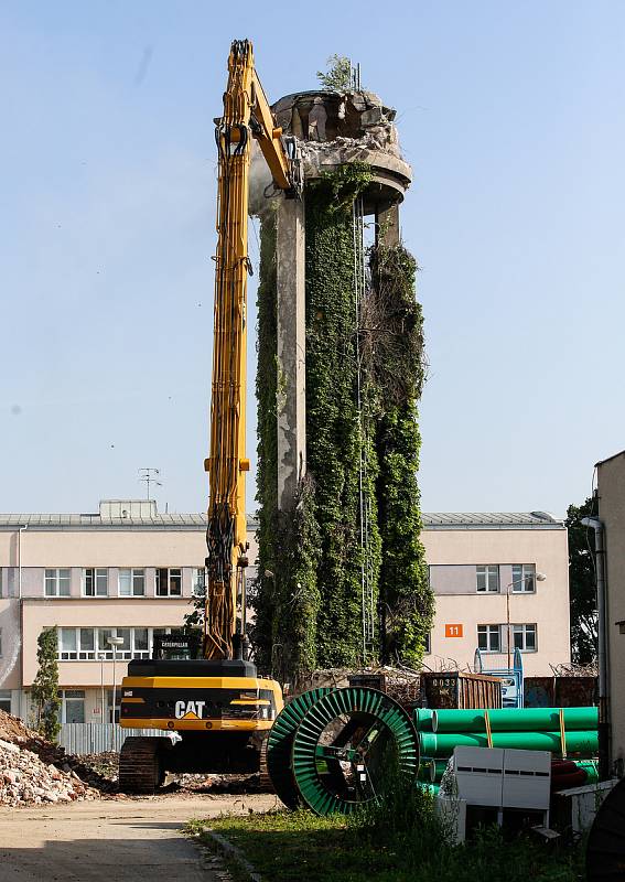 V Pardubické krajské nemocnici začal stavební bagr demolovat jednu z dominant Pardubic. Zbývající 21 metrová část z původně 38metrové stavby dokončené v rámci přestavby nemocnice ve 30. letech minulého století se poroučí k zemi. Kdysi elegantní technické 