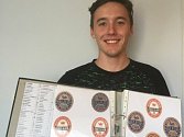 Michal Hynek je nejmladším sběratelem pivních etiket a tácků