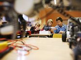 Žáci základních škol si mohli vyzkoušet například sestavit funkčního robota ze stavebnice.