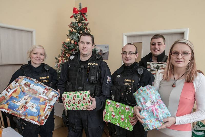 Policisté Pohotovostně eskortního oddělení s dárky a s ředitelkou centra Veská Markétou Tauberovou (vpravo). Dětské centrum Veská je zdravotnické zařízení pro děti, vyžadující okamžitou a nepřetržitou pomoc. 