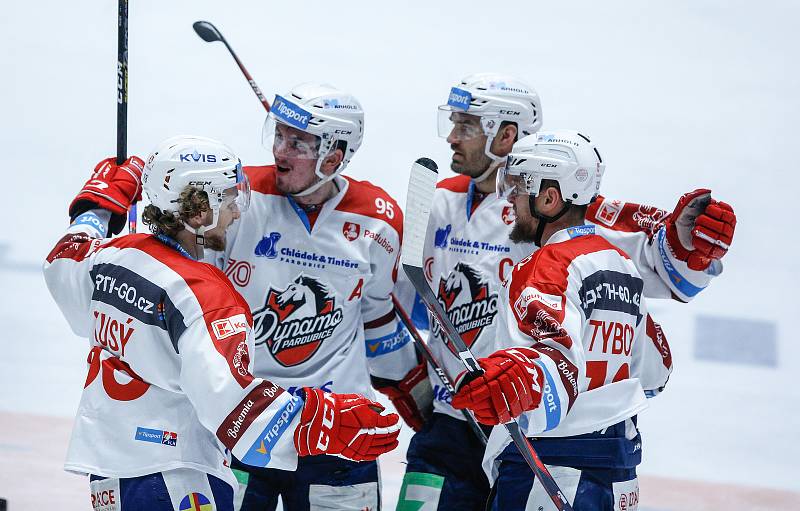 Hokejové utkání Tipsport extraligy v ledním hokeji mezi HC Dynamo Pardubice (v bíločerveném) a HC Sparta Praha (v červeném) v pardudubické enterie areně.