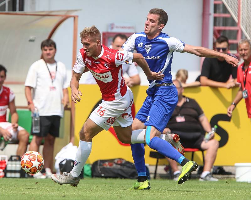 Utkání Fobalové národní ligy mezi FK Pardubice (ve červenobílém) a FC Sellier & Bellot Vlašim ( v modrobílém) na hřišti pod Vinicí v Pardubicích.