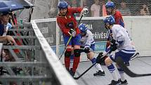 Čtvrté finále hokejbalové play-off CROSSDOCK extraligy mezi HBC Autosklo-H.A.K. Pardubice (v bílomodrém) a  HC Kert Park Praha(v červeném) na hřišri v Polabinách.