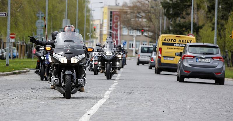 Čeští sympatizanti kontroverzního ruského motorkářského klubu Noční vlci uctili památku sovětských vojáků padlých za druhé světové války a zároveň i padlých tureckých vojáků z první světové války na hlavním hřbitově v Pardubicích.