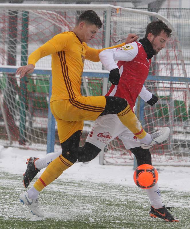 Přípravné utkání Fortuna národní ligy mezi FK Pardubice (ve červenobílém) a FK Dukla Praha U-21 (ve žlutém) na hřišti v Ohrazenicích v Pardubicích