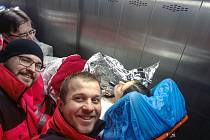 Šťastné selfie z výtahu. Posádka záchranné služby s čerstvou maminkou už v tuhle chvíli totiž věděla, že všechno dobře dopadlo.