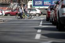 Pardubice město cyklistů. V dnešních dnech doslova. Rekonstrukce silnice u Dražkovic žene auta od Chrudimi přes centrum Pardubic. A kolony se tvoří ještě před samotným jádrem města každý den.