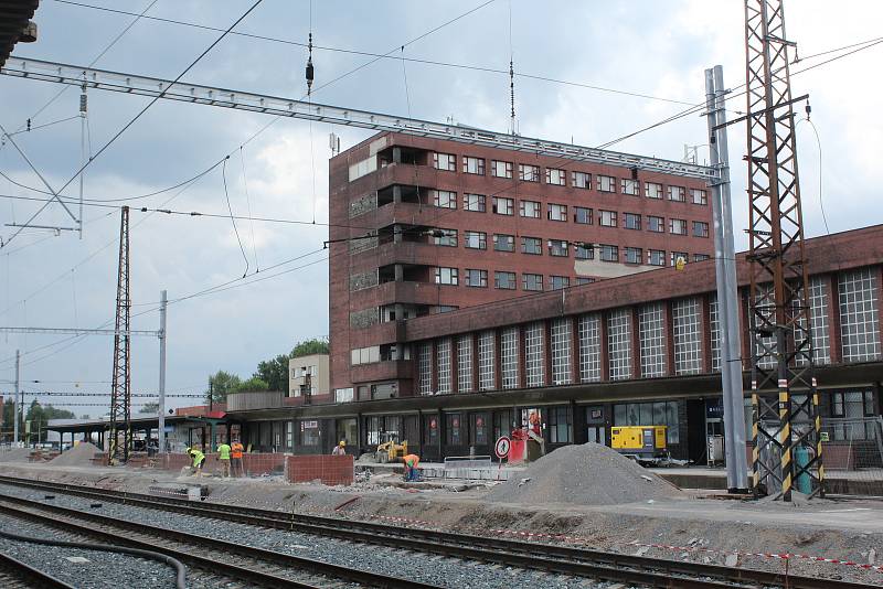 Stavbaři by modernizaci pardubického železničního uzlu měli dokončit v prosinci 2024.