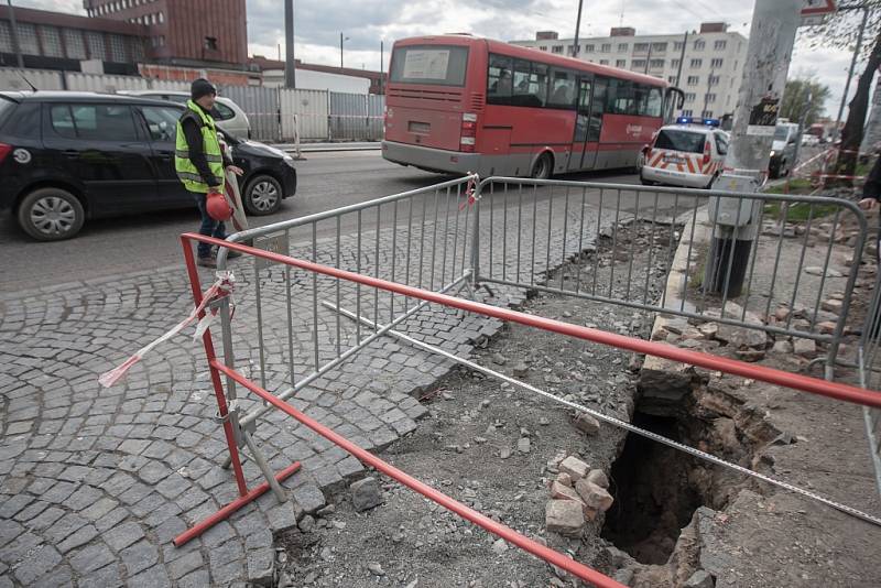 Skrytý problém. Propad silnice odhalil dutinu pod zastávkou hromadné dopravy před pardubickým nádražím. 