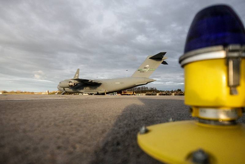 Nakládka munice do letounu Globemaster amerického letectva.