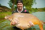 Tomáš Krist s kaprem, který mu vynesl světový rekord. Ryba vážila 47,8 kilogramů a měřila 125 centimetrů.