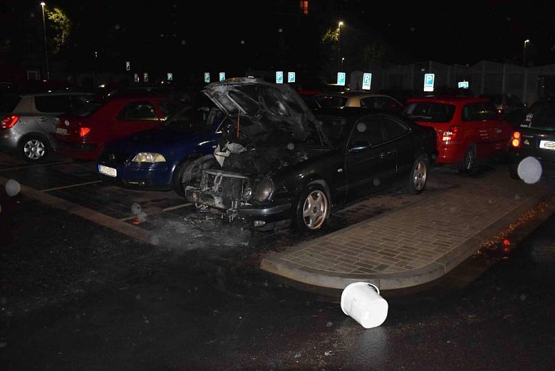 V ulici Družby v pardubických Polabinách v noci ze soboty na neděli shořel mercedes. 