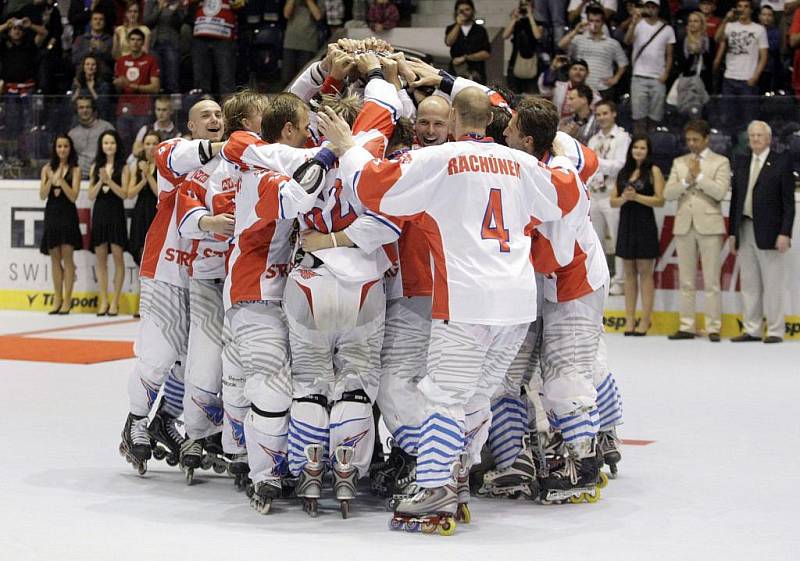 Česká reprezentace porazila v Pardubicích USA 3:2 a získala tak historicky první titul ze šampionátu organizace IIHF.