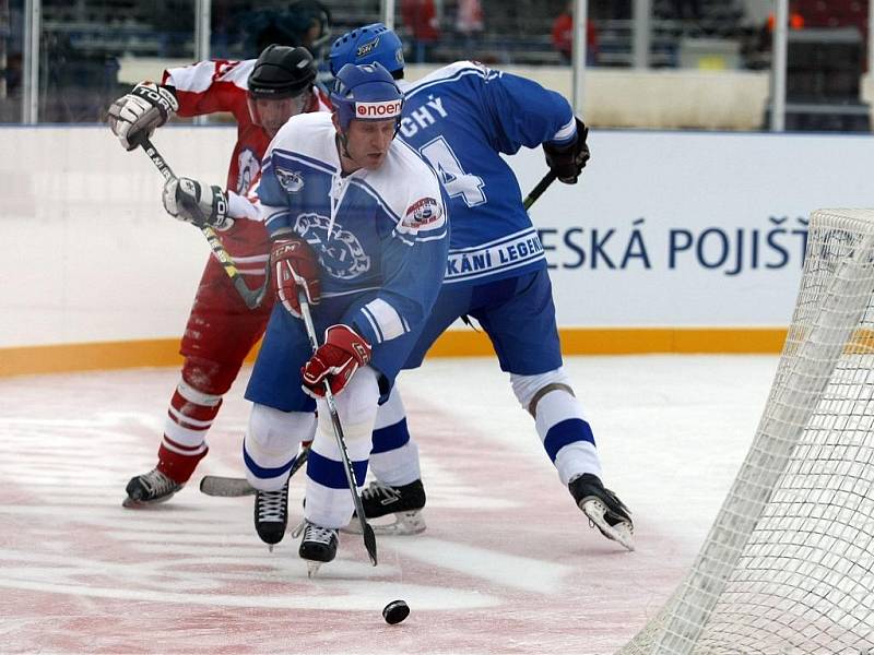 Zápas veteránských týmů pod otevřeným nebem: Tesla Pardubice – ZKL Brno 3:3 (1:1, 0:1, 2:1)