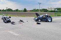 Dnes po třetí hodiny odpoledne došlo na silnici I/35 na obchvatu Holic k dopravní nehodě osobního vozidla a motocyklu. Osmaosmdesátiletý řidič vozidla zn. Škoda Fabia jel po silnici ze směru od Dolní Rovně a pravděpodobně nedal přednost motorkáři