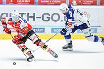 Hokejové utkání Tipsport extraligy v ledním hokeji mezi HC Dynamo Pardubice (v červenobílém) a HC Kometa Brno (v bílomodrém) pardudubické enterie areně.