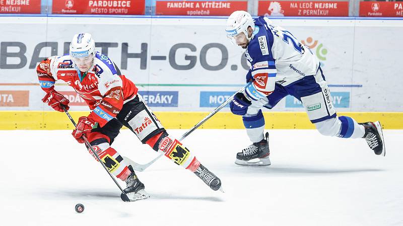 Hokejové utkání Tipsport extraligy v ledním hokeji mezi HC Dynamo Pardubice (v červenobílém) a HC Kometa Brno (v bílomodrém) pardudubické enterie areně.