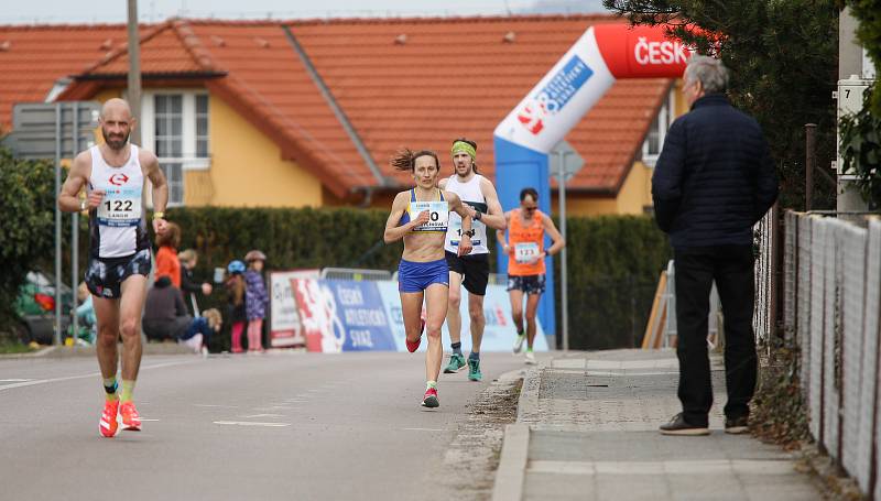 Mistrovství České republiky v půlmaratonu vyhráli Vít Pavlišta (číslo1) a Tereza Hrochová (číslo 11).