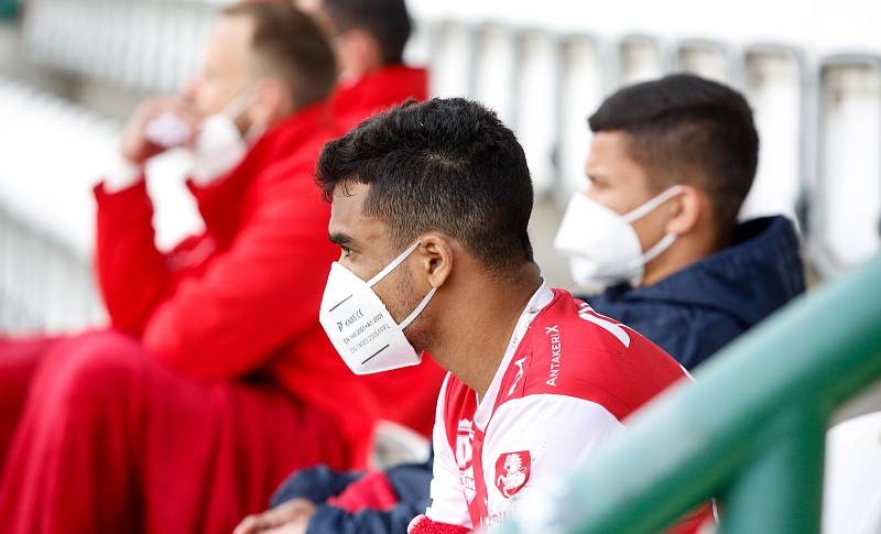 Fanoušci po vládních covid opatřeních mohli v omezeném počtu poprvé vyrazit na fotbal a dát si tradiční klobásu a točené pivo na fotbalovém utkání Fortuna ligy mezi FK Pardubice a MFK Karviná na Městském stadionu Ďolíček v Praze.