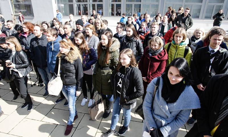 Studenti i divadelníci vyšli ven a stávkovali.