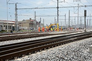 Nový perón za více než 53 milionů korun bude zhruba půl kilometru od hlavního nádraží a zajíždět sem budou vlaky z Hradce Králové i Jaroměře.