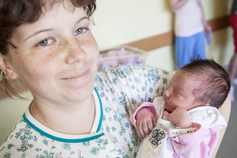 Barbora Večeřová se narodila 8. června v 7:38 hodin. Měřila 49 centimetrů a vážila 3160 gramů. Maminku Michaelu u porodu podpořil tatínek Milan. Rodina si svou prvorozenou dceru odveze zpět do Lázní Bohdanče.