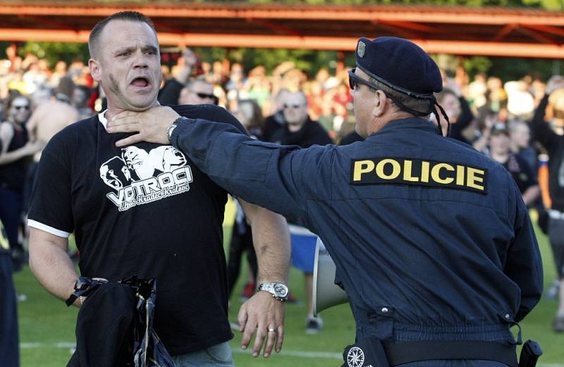 Ostře sledované fotbalové derby mezi Pardubicemi a Hradcem Králové se obešlo bez větších excesů fanoušků.