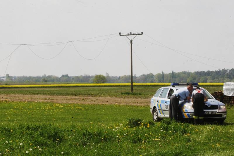 Letadlo u Chvojenece havarovalo do pole. Pilota oslnilo slunce a zavadil o vedení vysokého napětí. 