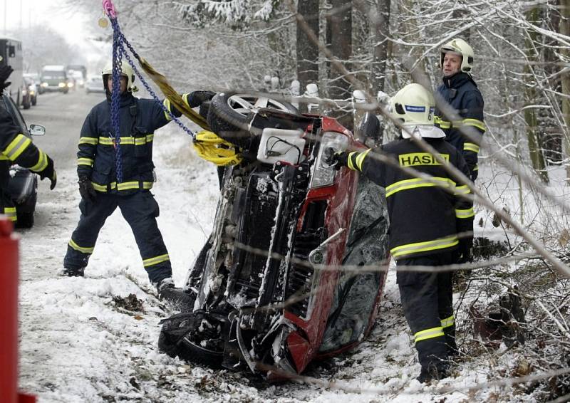 Sníh jsou ale také starosti. Jedna z mnoha úterních nehod skončila sice u Nemošic autem na střeše, ale bez zranění