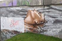 První přemalba graffiti na mostu U Soutoku.