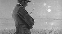 Kapitán Popler, reprodukce. Popler žil v letech 1899 až 1932. Byl jeden z nejvýznamnějších dostihových jezdců své doby. Dvakrát zvítězil ve Velké pardubické. Na pardubickém závodišti, při Kinského memoriálu, se bohužel při jednom skoku i smrtelně zranil.