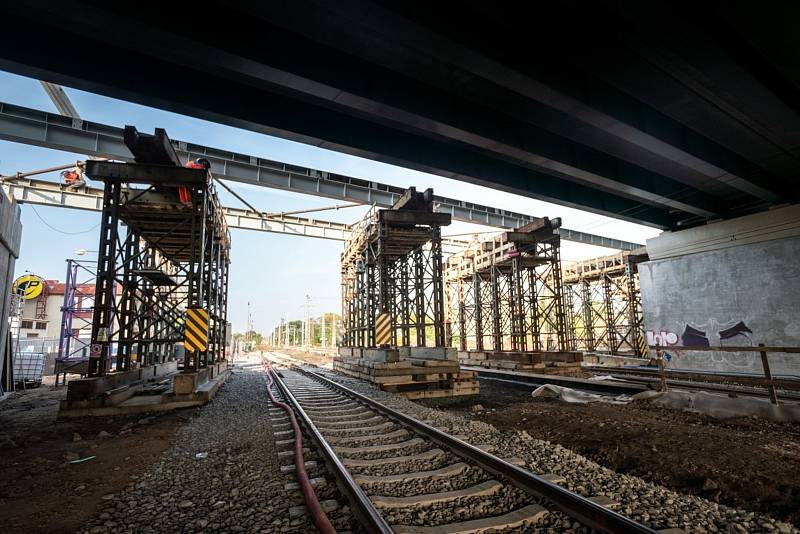 Části mostu vyrobila společnost CH&T Pardubice ve své dílně v Záboří nad Labem, odkud putovaly na letiště v Pardubicích. Tam se svařily dohromady a nyní čeká celou konstrukci přesun po kolejích k Paramu.