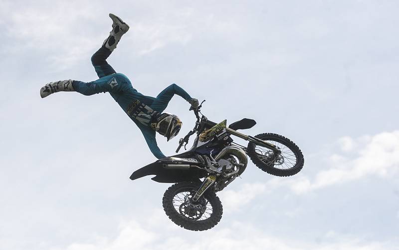 Freestyle motokrosař Filip Podmol přeskakoval slavnou překážku na dostihovém závodišti v Pardubicích. V rámci akce Barth Day předvedl divákům řadu svých triků.