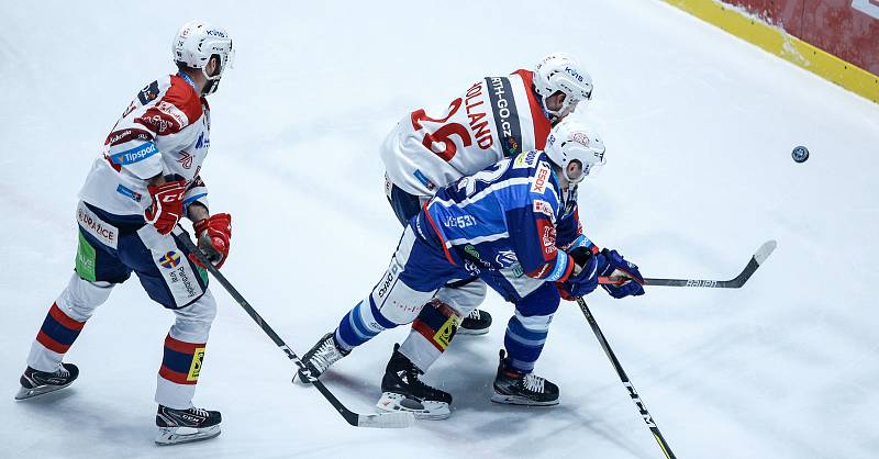 Hokejové utkání Tipsport extraligy v ledním hokeji mezi HC Dynamo Pardubice (v bíločerveném) a HC Kometa Brno (v modrém) v pardudubické enterie areně.