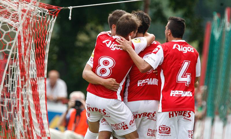 Utkání Fotbalové národní ligy mezi FK Pardubice (ve červenobílém) a FK Baník Sokolov (ve žlutočerném) na hřišti pod Vinicí v Pardubicích.