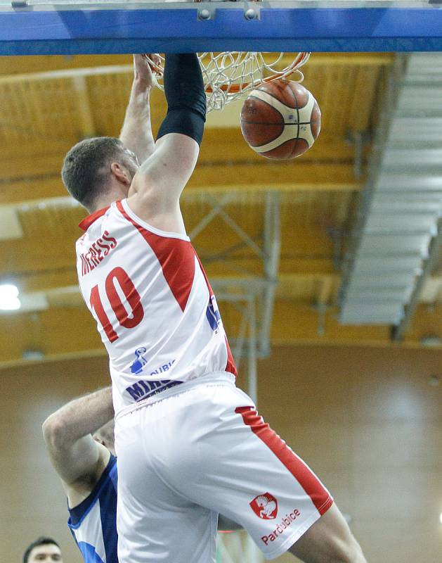 Basketbalové utkání Kooperativy NBL mezi BK JIP Pardubice (v bíločerném) a BC Geosan Kolín (v modrém) v pardubické hale na Dašické.