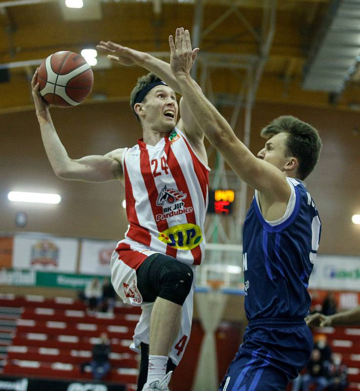Basketbalové utkání Kooperativa NBL mezi BK JIP Pardubice (v bíločerveném) a BC Geosan Kolín (v modrém) v pardubické hale na Dašické.