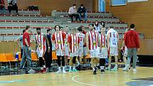 Basketbalové utkání play off Kooperativy NBL mezi BK JIP Pardubice (v bíločerném) a BC Geosan Kolín (v modrém) v pardubické hale na Dašické.