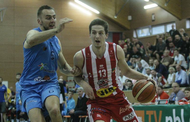 Basketbalové utkání play-off Kooperativy NBL mezi BK JIP Pardubice (v červenobílém) a 	BK Olomoucko (v modrém) v pardubické hale na Dašické