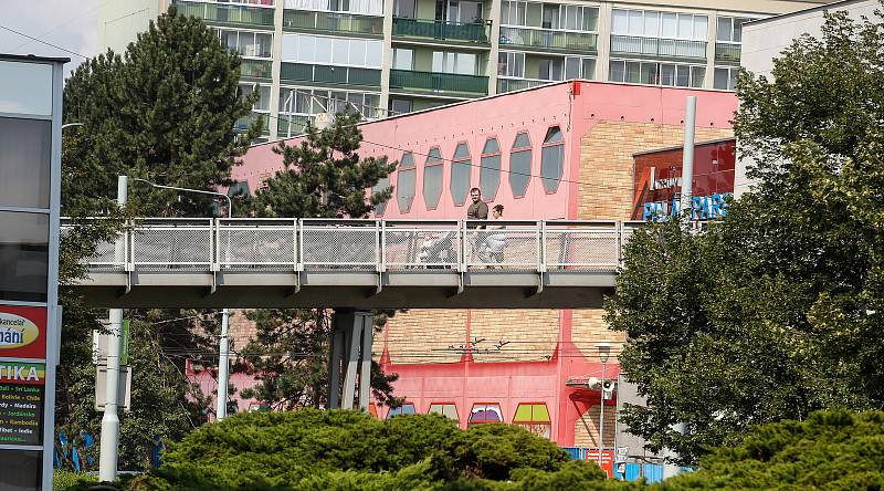 Lávka na Palackého třídě spojující obchodní centrum s protějším chodníkem by mohla v budoucnu zmizet. Architektům se v prostoru nelíbí.