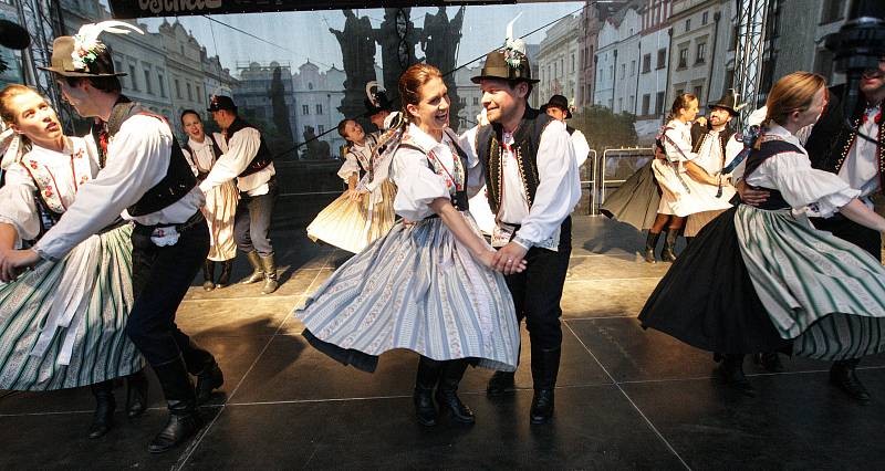 Z archivu. Tradiční folklórní festival Pernštýnská noc v Pardubicích.