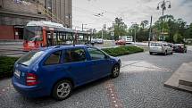 Na náměstí Republiky se srazil autobus s trolejbusem. Nehoda zablokovala dva pruhy vozovky. Řidiči si poradili a objížděli místo po chodníku kolem kostela.